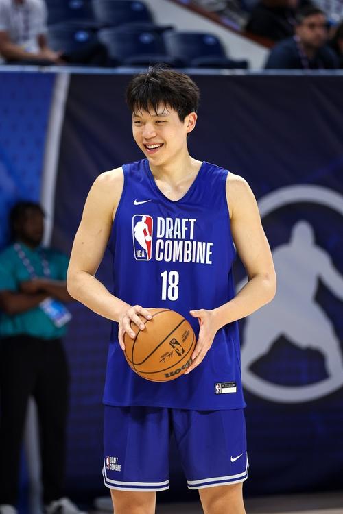 🤔队记：杨瀚森的表现让人惊讶因他已准备好 语言问题需要解决