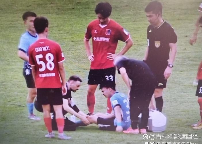 太阳报：足总杯一门将和队友相撞重伤失去意识，随后被送往医院