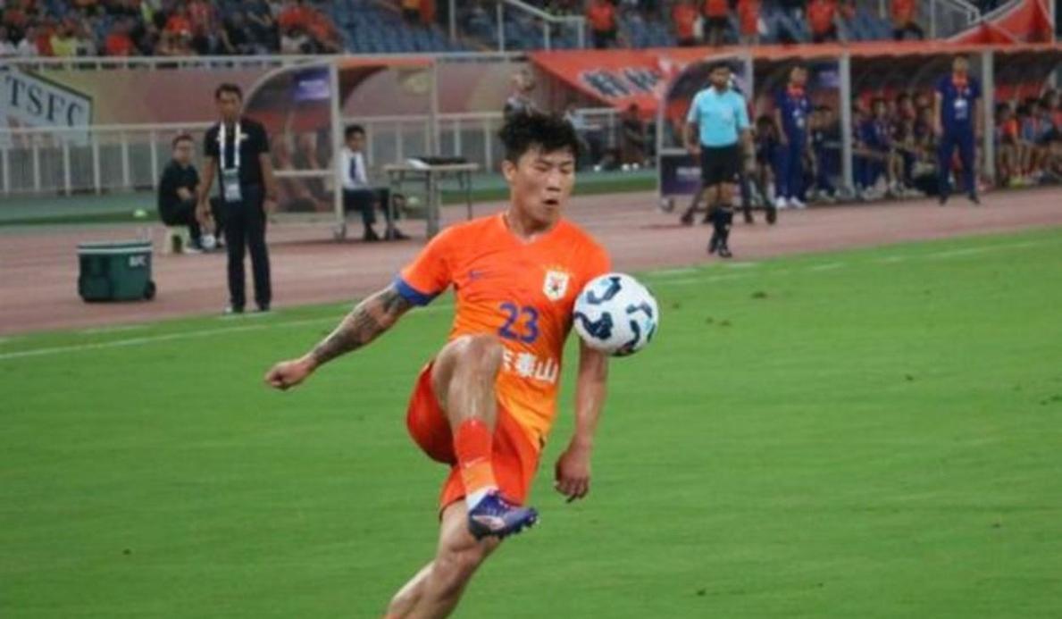 这传中......第72分钟，泰山前场进攻，谢文能传中直接飞出底线