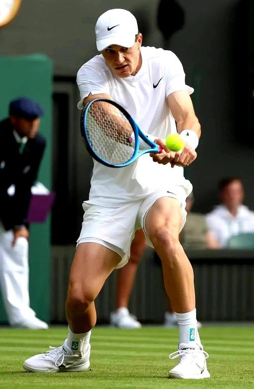 太阳报：沃克前情人与英国网球选手德雷珀约会，两人年龄差11岁