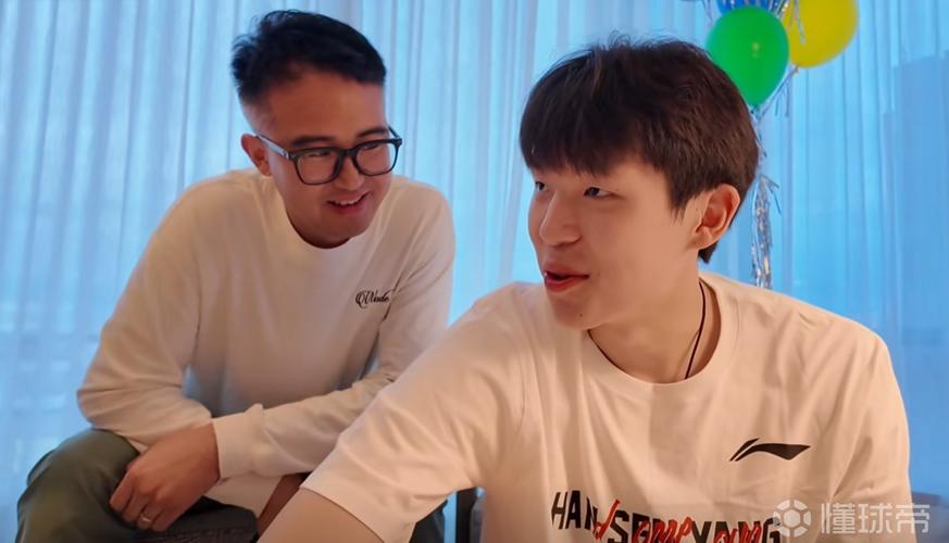 杨瀚森与女友外出就餐&翻译哥坐对面 网友打趣:千万瓦电灯泡😂
