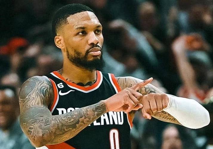 给队友加油！杨瀚森场边卖力鼓掌 利拉德呐喊助威