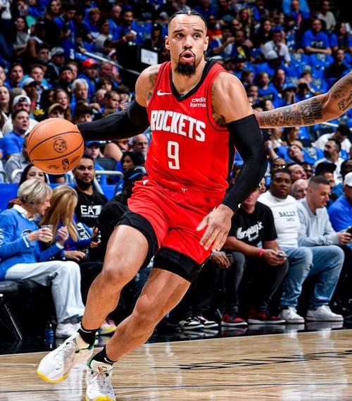 布克：狄龙每晚都充满斗志 这赛季难免会经历起伏 避免重复犯错