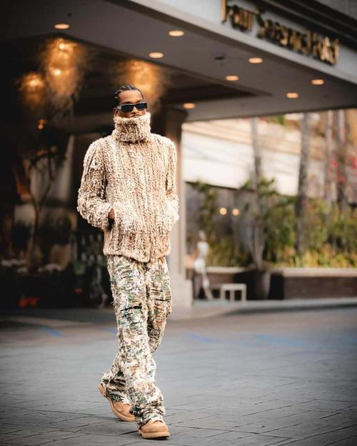 不一样的潮！亚历山大&亚历山大-沃克入场穿搭！你更喜欢哪个风格