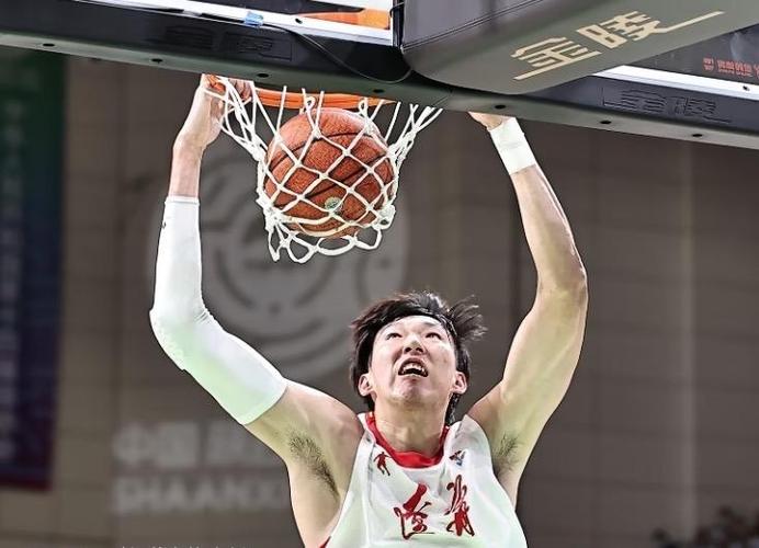 媒体人：周琦的低位有威胁 应为他准备多套打法 教练组一定得调整