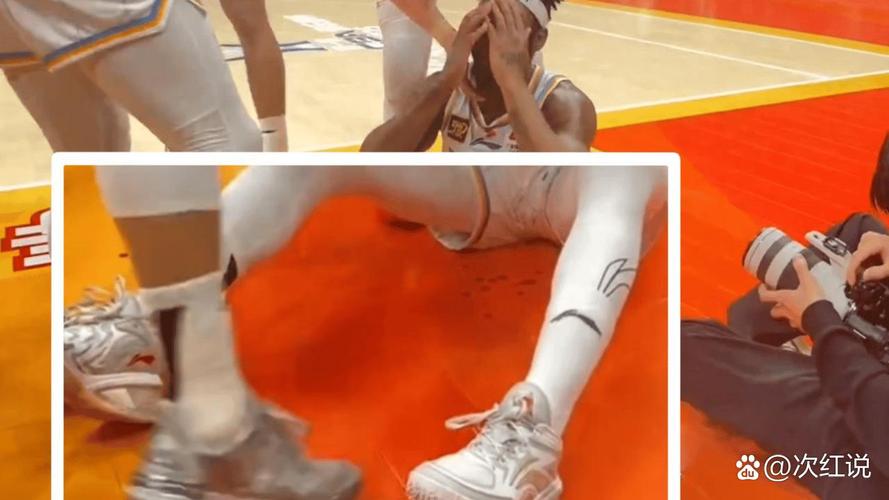 危险！怀特上篮倒地后用双脚夹住迪亚巴特 裁判回看吹一级恶意