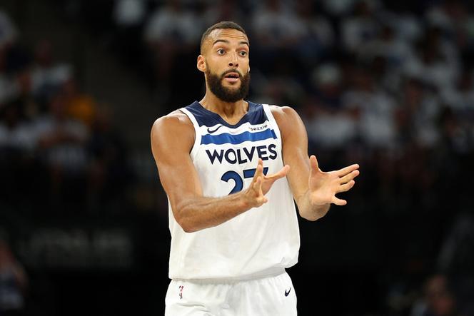 压制戈贝尔！科塔8中7高效空砍19分18板2帽 8前场板